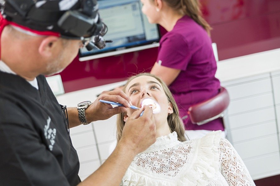 Oralchirurgische Untersuchung einer Patientin in der DOC Praxisklinik im Wiley Neu-Ulm